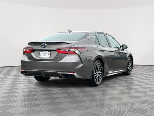 2022 Toyota Camry Hybrid SE