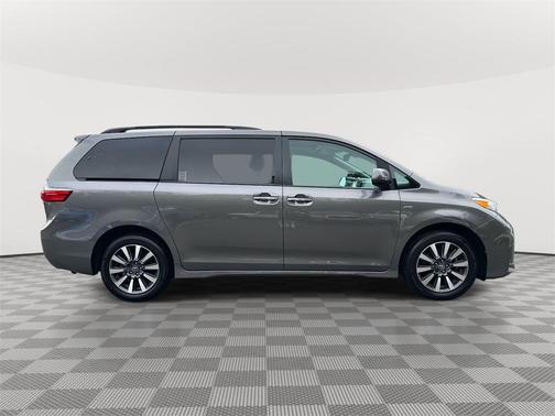 2020 Toyota Sienna XLE