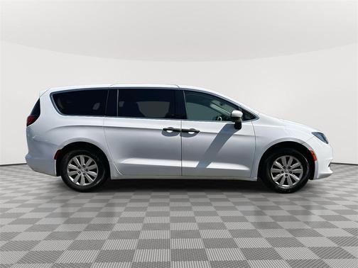 2020 Chrysler Voyager L