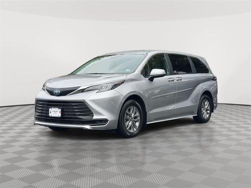 2025 Toyota Sienna LE