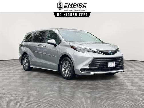 2025 Toyota Sienna LE