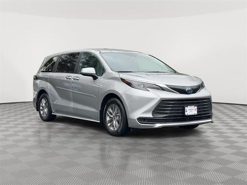 2025 Toyota Sienna LE
