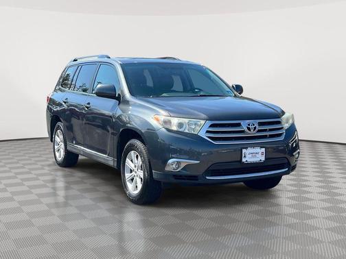 Magnetic Gray Metallic 2012 Toyota Highlander SE