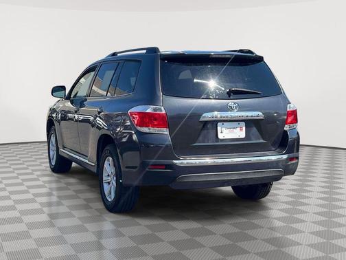 Magnetic Gray Metallic 2012 Toyota Highlander SE