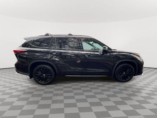 Midnight Black Metallic 2023 Toyota Highlander XSE