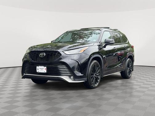 Midnight Black Metallic 2023 Toyota Highlander XSE