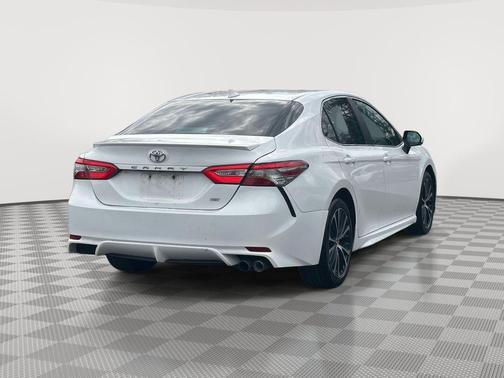 Super White 2019 Toyota Camry SE