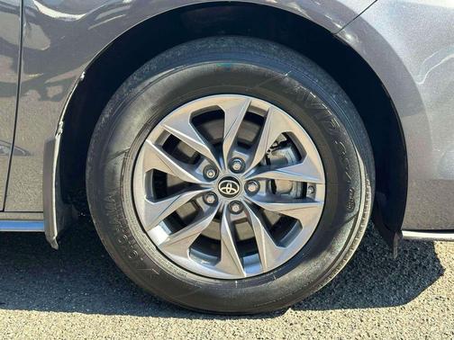 2025 Toyota Sienna LE