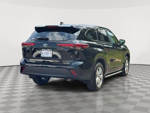 Midnight Black Metallic 2023 Toyota Highlander LE