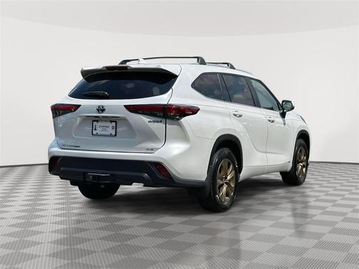 2023 Toyota Highlander Hybrid Bronze Edition