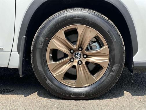 2023 Toyota Highlander Hybrid Bronze Edition