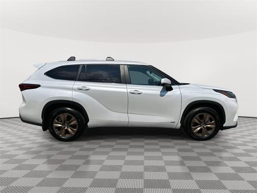 2023 Toyota Highlander Hybrid Bronze Edition