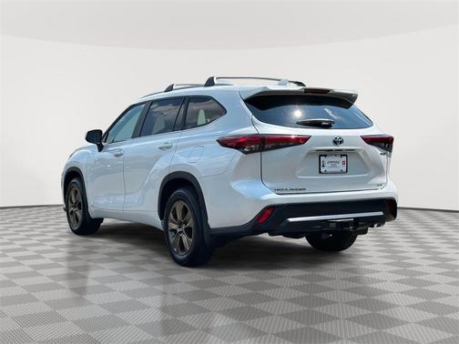 2023 Toyota Highlander Hybrid Bronze Edition