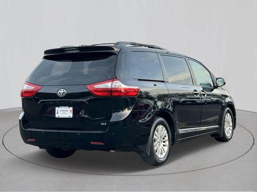 2016 Toyota Sienna XLE