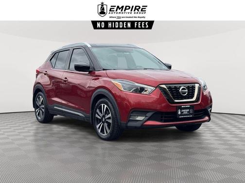 Cayenne Red / Super Black 2019 Nissan Kicks SR