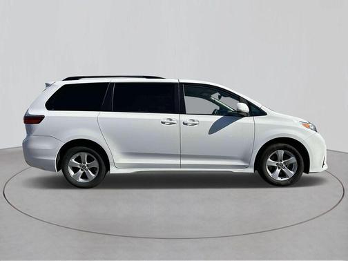2020 Toyota Sienna LE