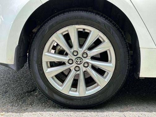 Ice 2024 Toyota Corolla Hatchback SE