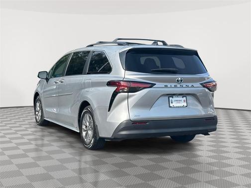 2022 Toyota Sienna LE