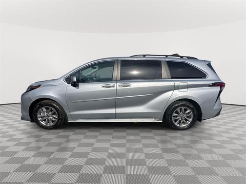 2022 Toyota Sienna LE