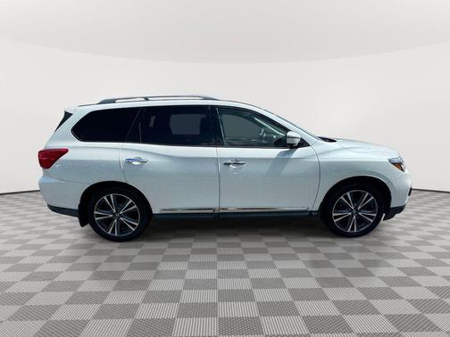 White 2018 Nissan Pathfinder Platinum