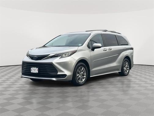 2023 Toyota Sienna LE