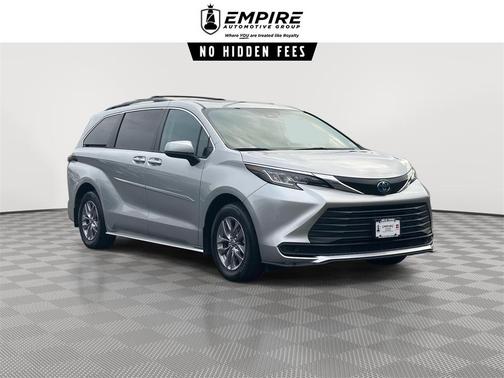 2023 Toyota Sienna LE