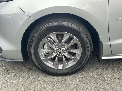 2023 Toyota Sienna LE