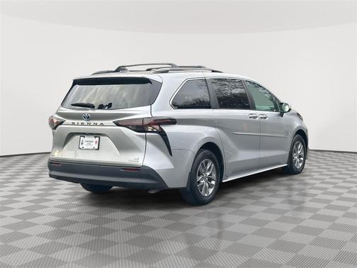 2023 Toyota Sienna LE