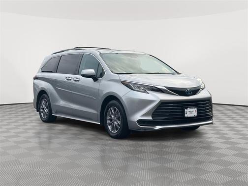 2023 Toyota Sienna LE