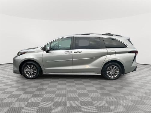 2023 Toyota Sienna LE