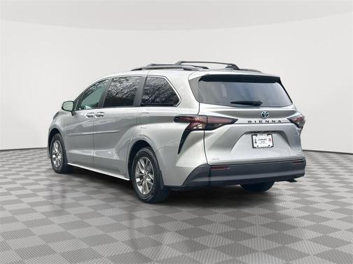 2023 Toyota Sienna LE