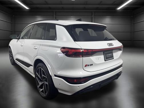 Glacier White 2025 Audi SQ6 e-tron Prestige quattro