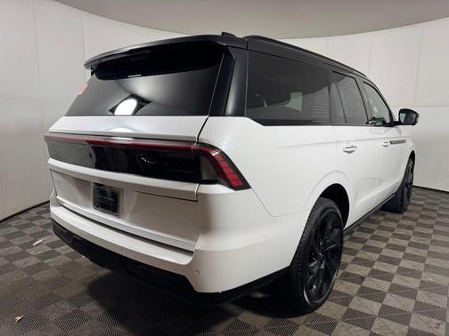 PRISTINE WHITE METALLIC 3C 2026 Lincoln Navigator Black Label