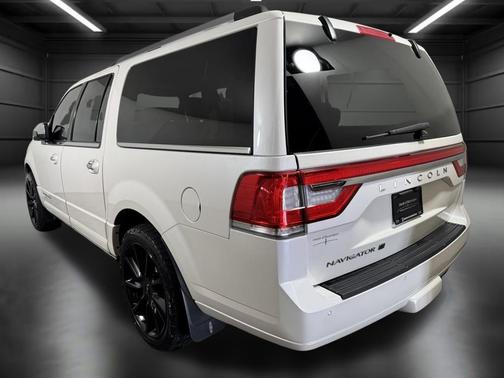 WHITE PLATINUM TRI-COAT MET 2016 Lincoln Navigator L Reserve