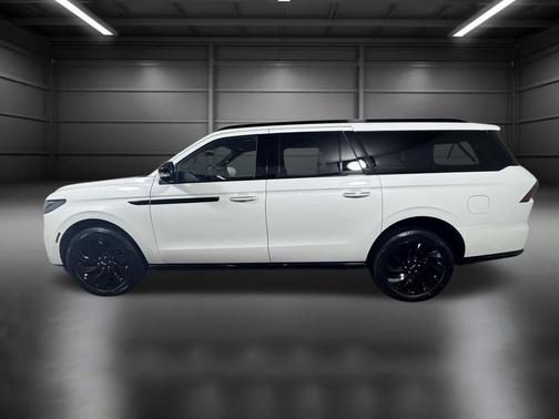 Pristine White Metallic Tri-Coat 2026 Lincoln Navigator Reserve