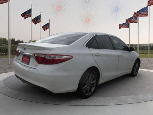 Super White 2017 Toyota Camry SE