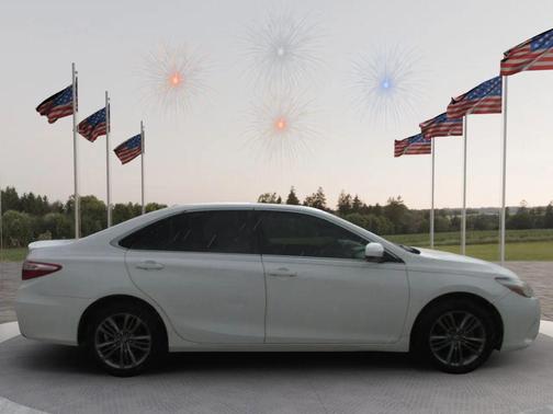 Super White 2017 Toyota Camry SE