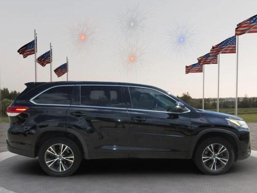 Midnight Black Metallic 2018 Toyota Highlander LE