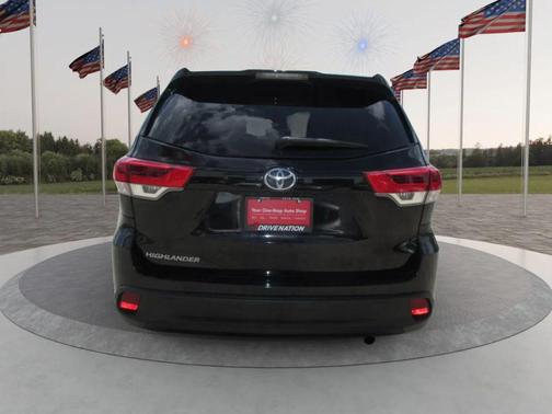 Midnight Black Metallic 2018 Toyota Highlander LE