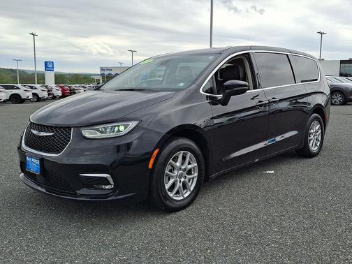 Brilliant Black Crystal Pearlcoat 2023 Chrysler Pacifica Touring L