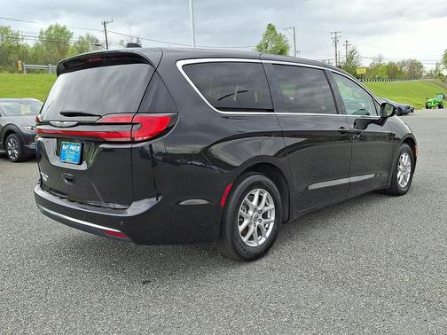 Brilliant Black Crystal Pearlcoat 2023 Chrysler Pacifica Touring L