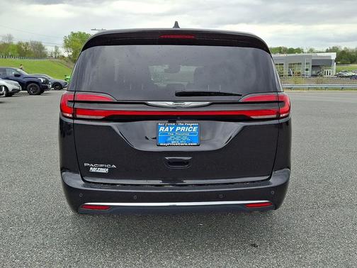 Brilliant Black Crystal Pearlcoat 2023 Chrysler Pacifica Touring L