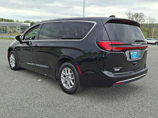 Brilliant Black Crystal Pearlcoat 2023 Chrysler Pacifica Touring L