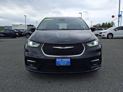 Brilliant Black Crystal Pearlcoat 2023 Chrysler Pacifica Touring L