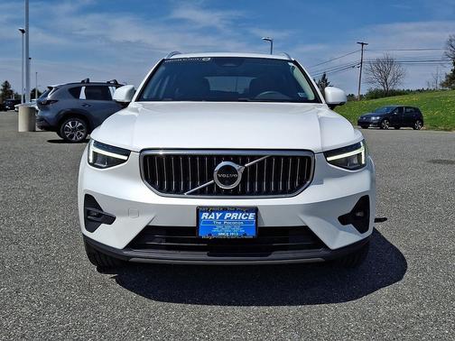 Crystal White Metallic 2023 Volvo XC40 B5 Plus Bright Theme