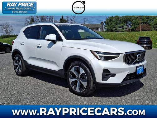 Crystal White Metallic 2023 Volvo XC40 B5 Plus Bright Theme