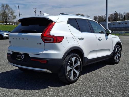 Crystal White Metallic 2023 Volvo XC40 B5 Plus Bright Theme