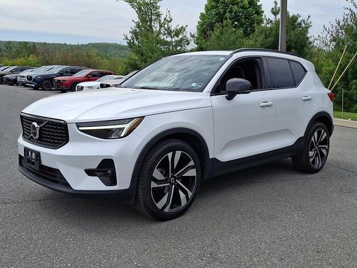 Crystal White Metallic 2023 Volvo XC40 B5 Plus Dark Theme