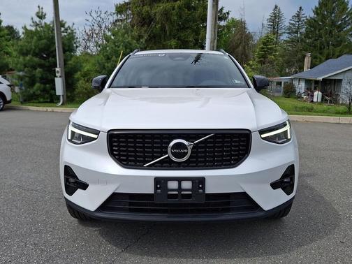 Crystal White Metallic 2023 Volvo XC40 B5 Plus Dark Theme