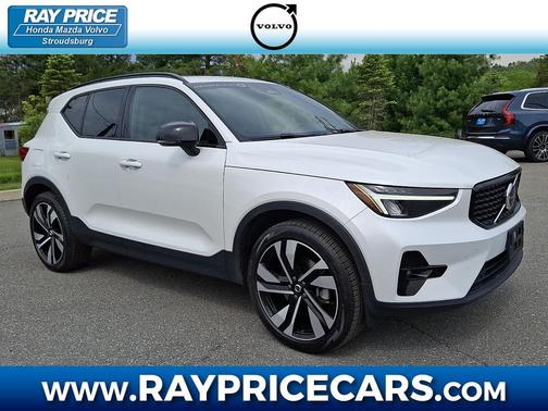 Crystal White Metallic 2023 Volvo XC40 B5 Plus Dark Theme